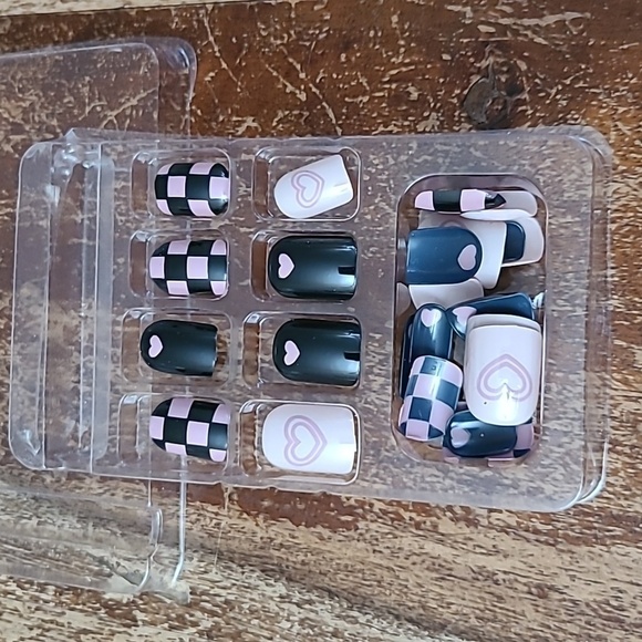 2/$16 24pcs Pink Hearts Press On Nails - Picture 13 of 16